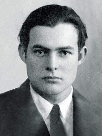 Dette billede har en tom ALT-egenskab (billedbeskrivelse). Filnavnet er Ernest_Hemingway_1923_passport_photo.jpg